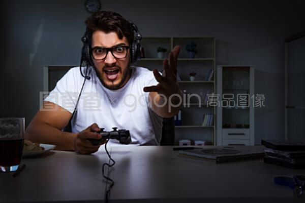 再见金钱，前往贫困村